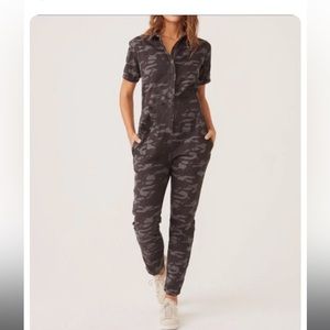 Monrow camo jumpsuit
front zipper closures
Side slant pockets
Made in USA